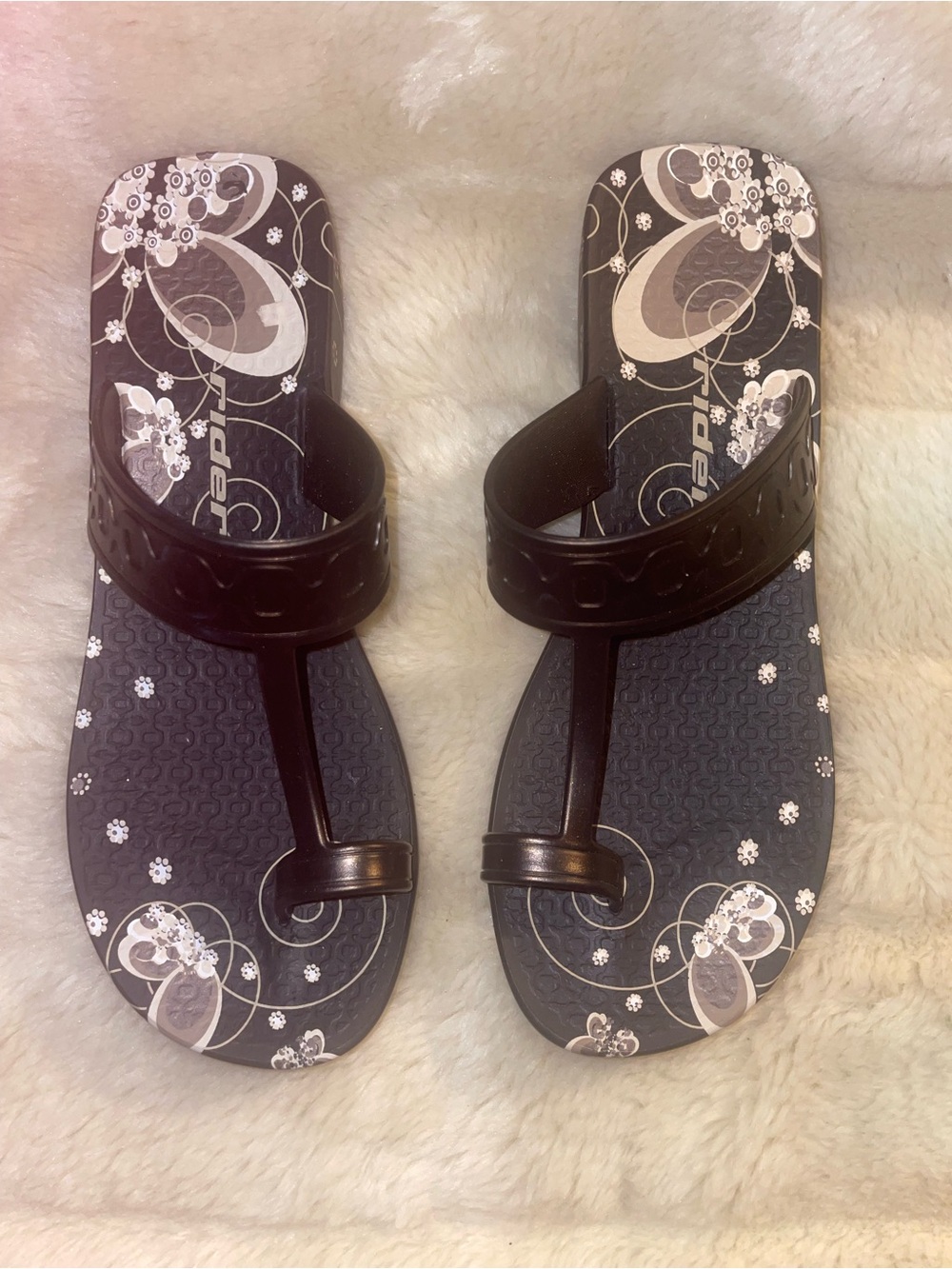 Comfort Floral Toe-Ring Sandals - Brown